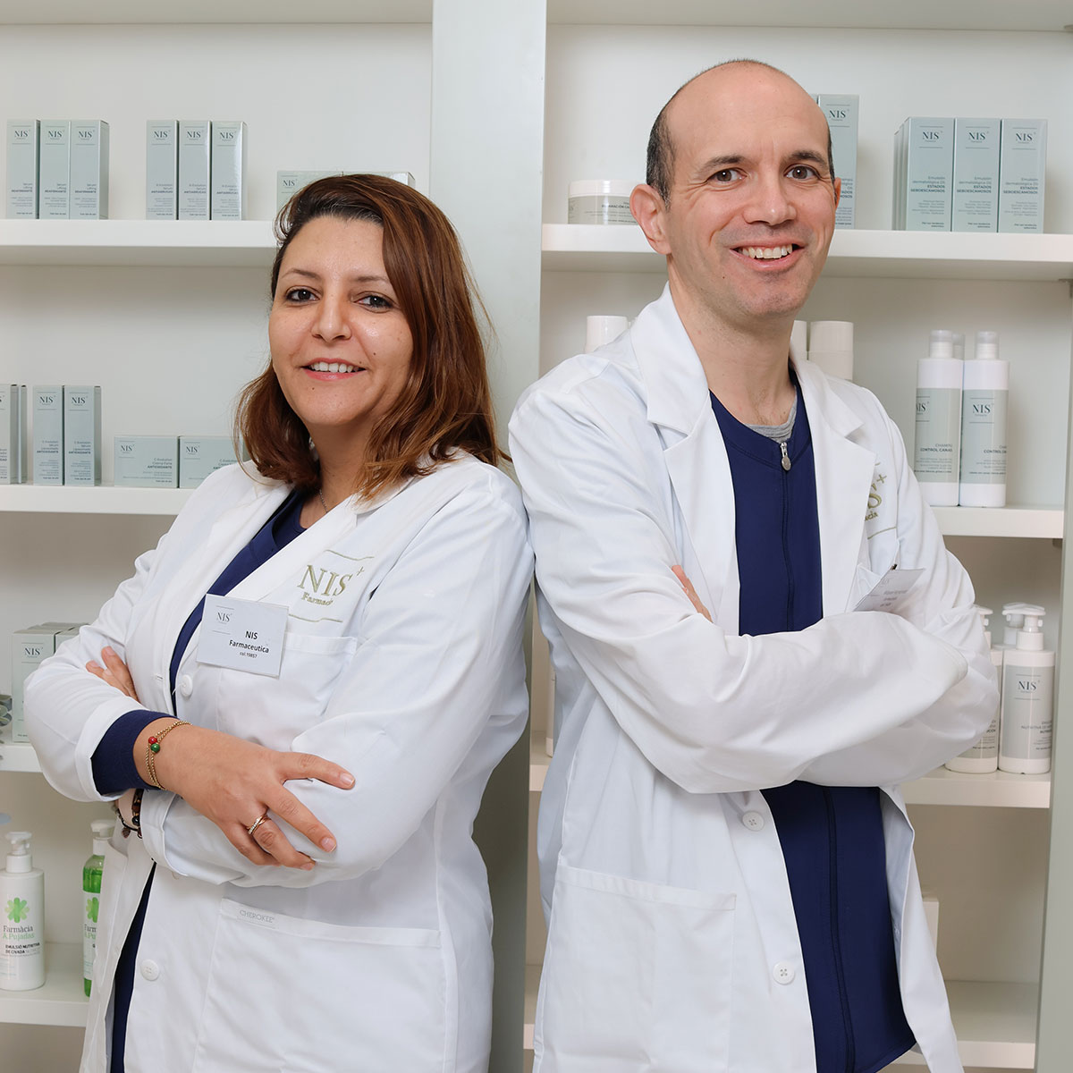 Nisrine y Miquel Ángel, farmacéuticos de Farmacia NIS+ Barcelona