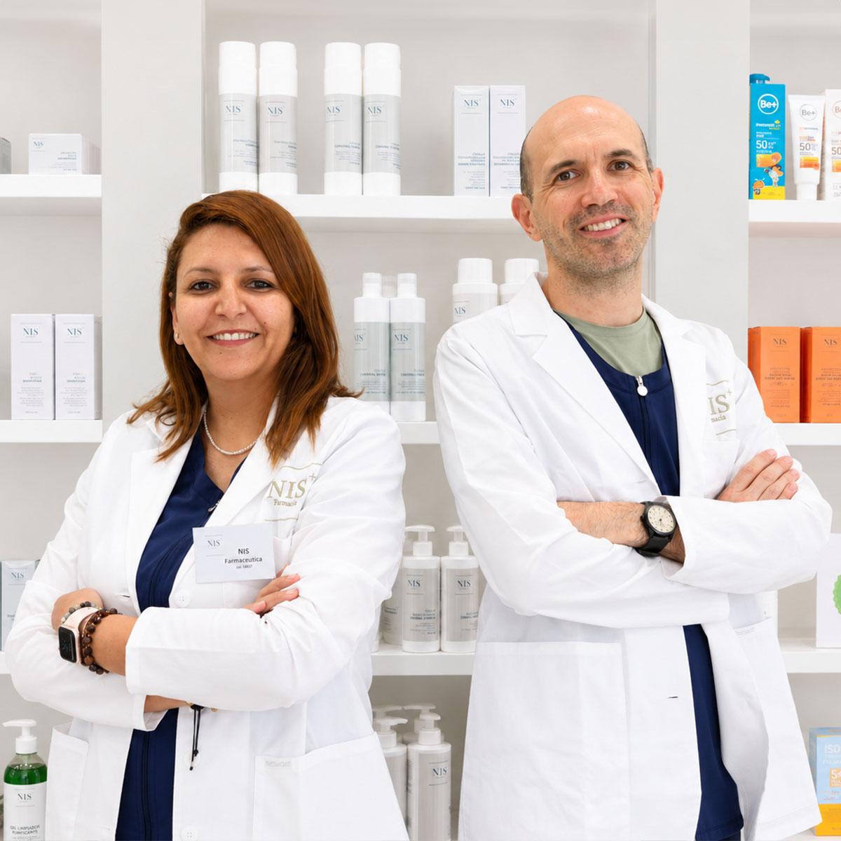 Nisrine y Miquel Ángel, farmacéuticos de Farmacia NIS+ Barcelona